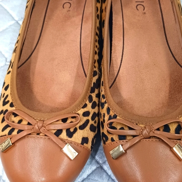 Vionic Women's Tan and Leopard Print Flats - Picture 4 of 6